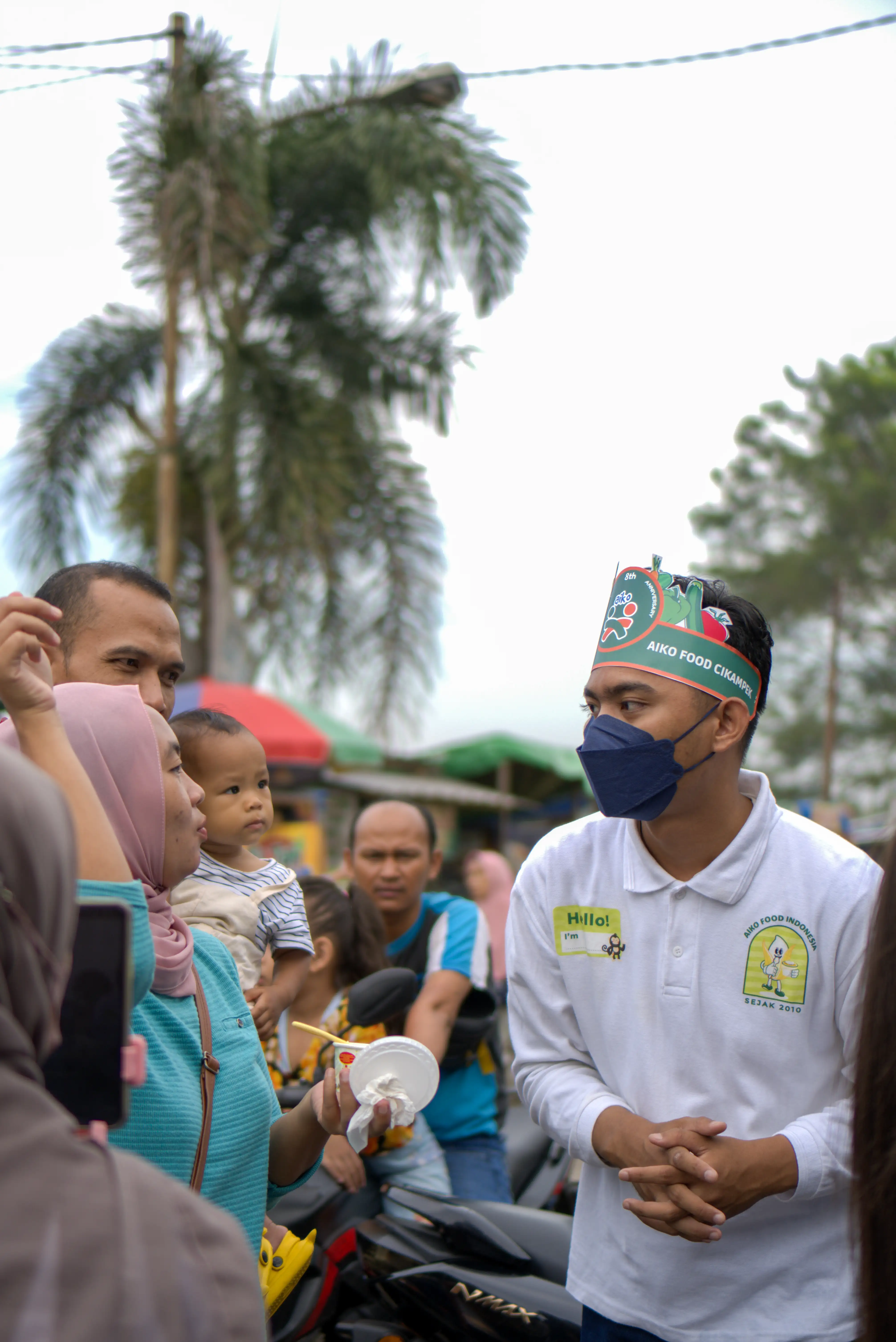 Tim Aiko berbincang dengan pengunjung dalam kegiatan outlet.