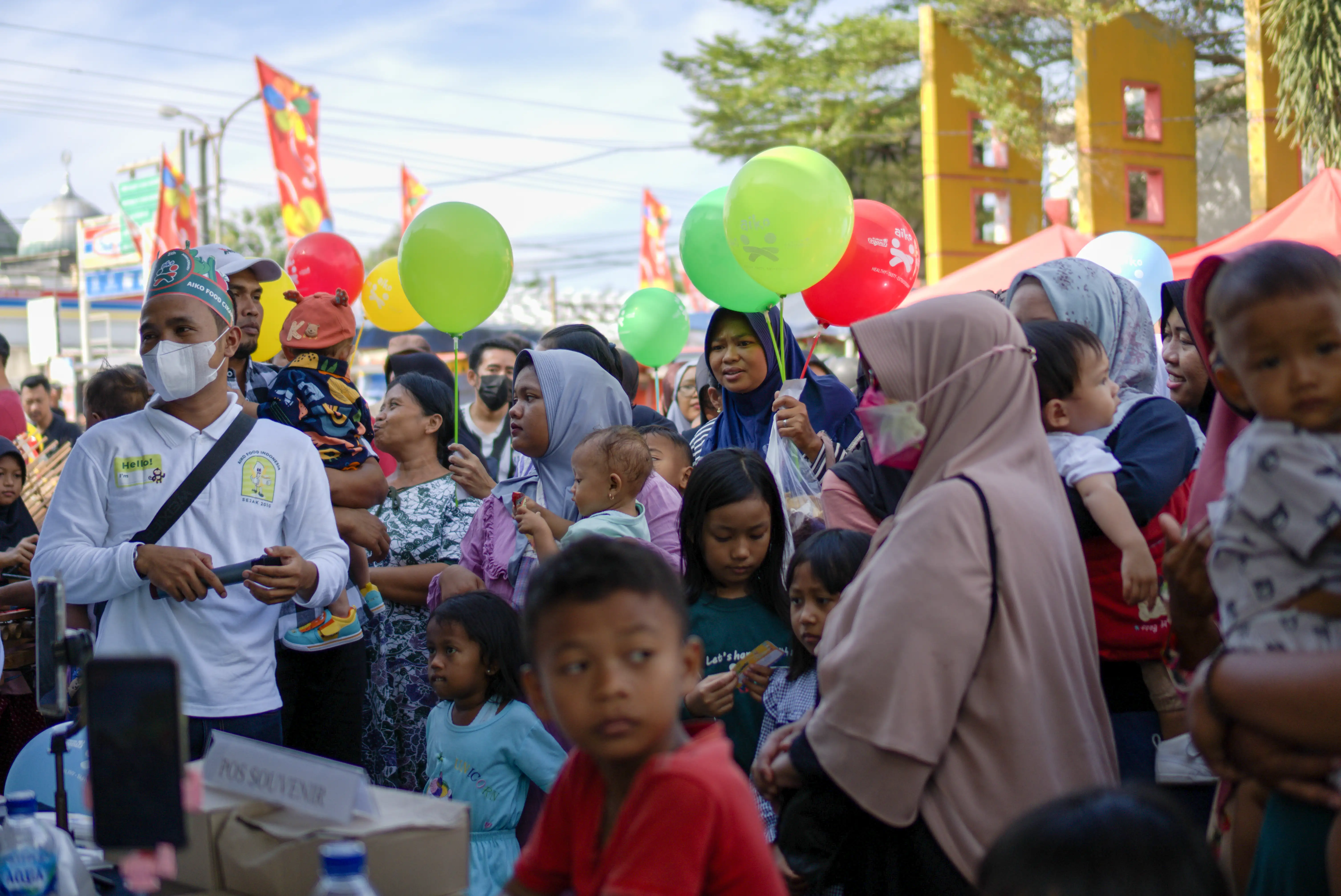 Suasana pengunjung dalam kegiatan outlet Aiko.