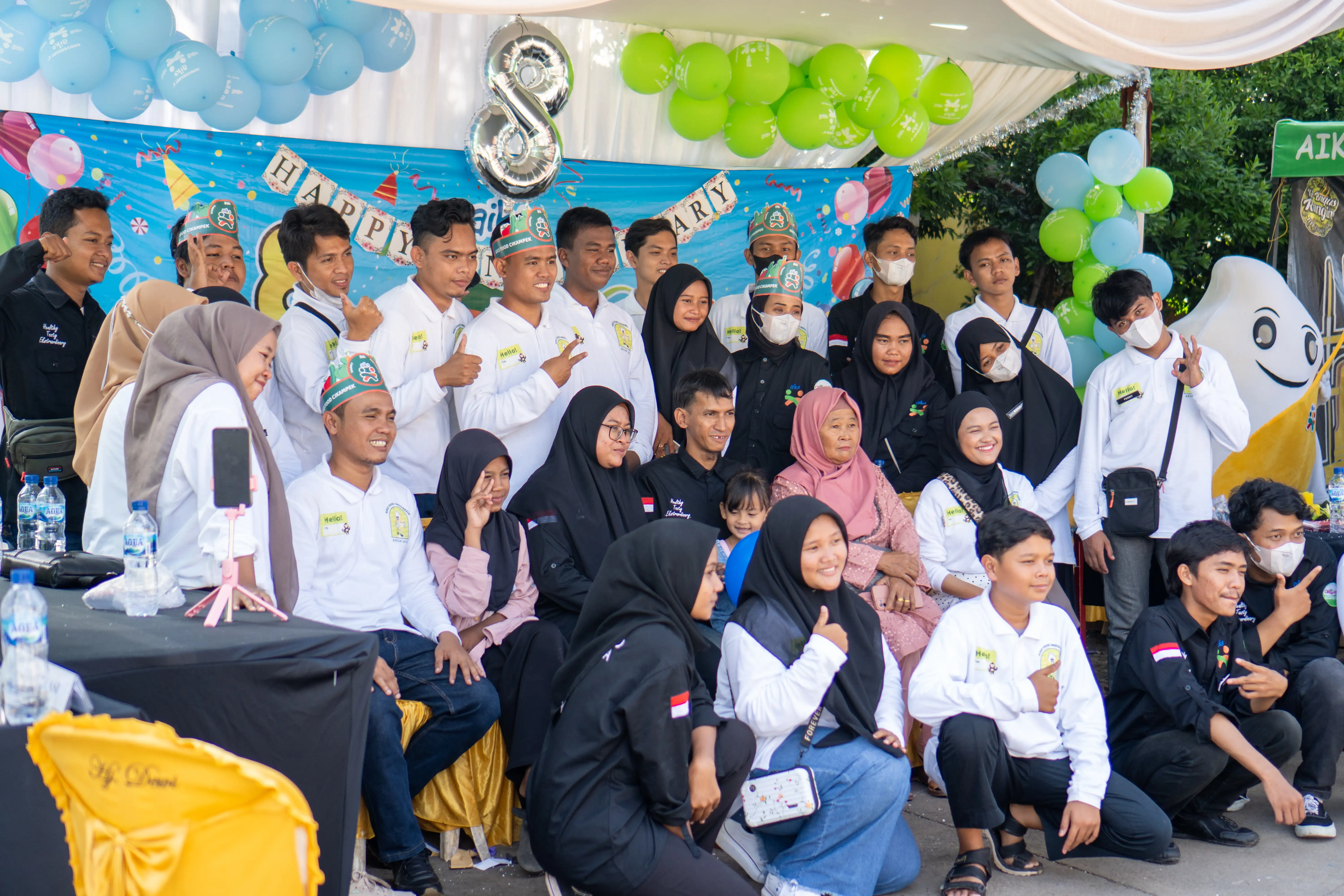 Tim dan peserta berfoto bersama dalam kegiatan Aiko.